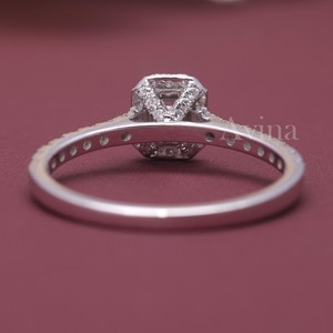 แหวนหมั้นเพชรทรงเหลี่ยมมรกตแบบ Halo ประดับเพชรรอบวง ทอง 18K ได้รับการรับรองจาก IGI - Product Image 4