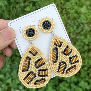 Boucles d'oreilles pendantes classiques et simples pour femmes, motif léopard perlé, style goutte d'eau, par MD HANDICRAFTS - Product Image 4