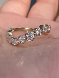 Anillo de Eternidad con Diamantes Cultivados en Laboratorio con Bisel Dorado, Corte Brillante Redondo, Anillo de Bodas para Mujer - Product Image 2