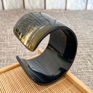 Elegante brazalete de cuerno de búfalo hecho con materiales naturales para la colección de accesorios de moda sostenible. - Product Image 6