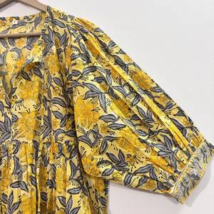 เดรสวินเทจผ้าฝ้ายพิมพ์ลายดอกไม้ด้วยมือ งานแฮนด์เมด เป็นมิตรกับสิ่งแวดล้อม คอวี แขนสามส่วน แต่งระบายลูกไม้ ซักได้ ใส่ได้ในโอกาสทางการ - Product Image 3