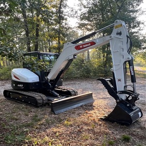 Excavatrice professionnelle Bobcat E60 conçue pour le creusement précis, le terrassement, le nivellement, l'aménagement paysager et les travaux utilitaires. - Product Image 2