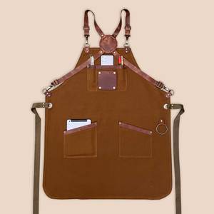 Delantal de lona unisex con logo personalizado impreso, con correas de cuero y bolsillos para uso en restaurantes y bares. - Product Image 1