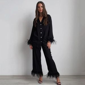 Ensemble de pyjama en satin pour femme, manches longues, longueur genou, garniture en plumes, élégant, noir, 2 pièces, col rond, taille élastique, fermeture boutonnée - Product Image 4