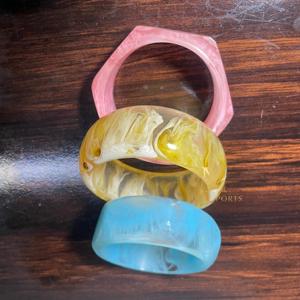 MN Exports - Juego de Brazaletes Acrílicos Vintage en Diseño Marmoleado Azul, Rosa y Amarillo, Joyería de Moda para Mujer, Regalo - Product Image 3
