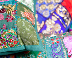 Housse de coussin en patchwork de coton pur, faite à la main par des artisans indiens, provenant du cœur de la décoration ethnique de Jaipur, Inde. - Product Image 3