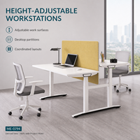 Bureau de travail moderne électrique réglable en hauteur pour deux personnes, en bois, rectangulaire, avec dessus blanc et panneau de confidentialité jaune en forme de T