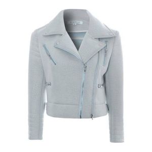 Presenta una chaqueta estilo motero de cuero sintético negro con detalles de cremallera, similar a los estilos ofrecidos en Chaquetas de Cuero. - Product Image 2