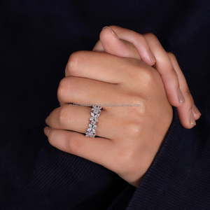 Anillo de Diamantes con Corte Marquesa y Redondo en Oro Blanco con Brillantes Piedras Laterales, Anillo de Compromiso Clásico para Novia, Regalo de Aniversario - Product Image 1