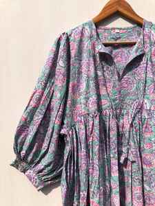 ชุดนอนเอวธรรมชาติ คอวีลึก ผูกเชือก ทรงหลวม ชุดเดรสยาวปานกลาง ลายดอกไม้พิมพ์บล็อก ชุดเดรสลำลอง - Product Image 4