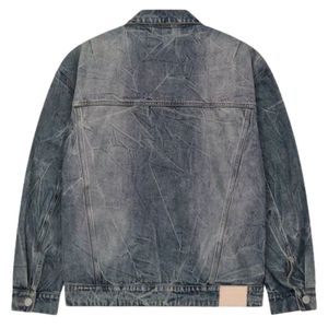 Veste en jean vintage pour homme avec un design élégant, un tissu durable et des détails de boutons classiques pour un look décontracté moderne - Product Image 2