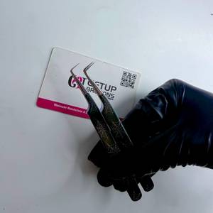 Pince à épiler pour extensions de cils en acier inoxydable, pointe argentée à 90 degrés, revêtement en papier noir de précision, prise en main parfaite et lisse, personnalisable - Product Image 2