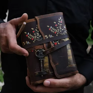 Carnet en cuir Arbre de Vie Mystique, fait main, pour femmes, journal de voyage, carnet de croquis vierge pour notes et grimoires - Product Image 1