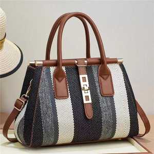 Sac fourre-tout élégant en PU rayé et peint à la main pour femme, avec chaînes, grande capacité, à porter à l'épaule ou en bandoulière, doublure en polyester - Product Image 1
