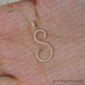 Pendentif fin fait main en or jaune 14 carats avec grand initiales S en diamant naturel pavé, bijoux unisexes en gros - Product Image 5