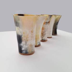 Vaso de Cuerno Vikingo de 6 Pulgadas con Moldura de Latón, Copa de Regalo para Cerveza y Vino, Recipiente Auténtico Inspirado en la Edad Media con Revestimiento Seguro para Alimentos - Product Image 1