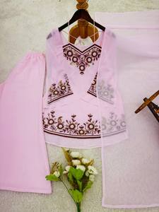 ชุดคุर्ตาปักลายสีชมพูดีไซเนอร์ พร้อมกางเกงปาลาซโซ |   ชุดทำงานลายดอกไม้สไตล์ชาติพันธุ์สำหรับผู้หญิง |   ชุดงานเลี้ยงเทศกาล - Product Image 5