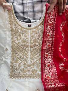 Conjunto de Kurti-Pantalón y Dupatta Anarkali de seda banana de alta calidad con trabajo de Zari dorado, ideal para fiestas, a precio de mayorista. - Product Image 3