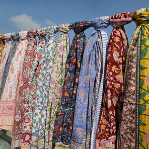 Pareo Sarong con Estampado Floral de Hojas, Hecho a Mano, 72x44 Pulgadas, 100% Algodón, para Mujer, Estilo Boho, para la Playa o el Resort - Product Image 1