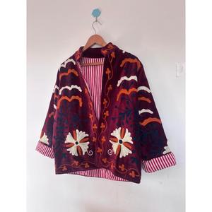 เสื้อแจ็คเก็ตกำมะหยี่สีแดงเบอร์กันดีสำหรับผู้หญิง ปักลายดอกไม้ด้วยมือ สไตล์โบฮีเมียน งานแฮนด์เมด - Product Image 5
