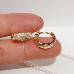 Elegantes aros tipo huggie de oro macizo con artesanía personalizada diseñados para mujeres que buscan joyería de oreja de lujo y estilo. - Product Image 3