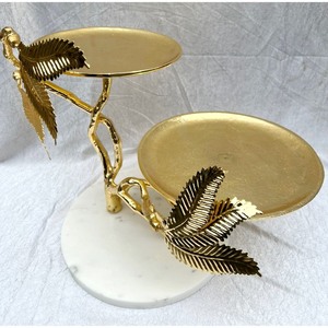 El plato de metal con niveles elevados lo convierte en perfecto para servir postres, cupcakes y aperitivos en un arreglo atractivo. - Product Image 1