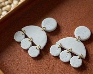 Boucles d'oreilles créoles rondes en résine, créatives, torsadées, grandes et exagérées - Product Image 2