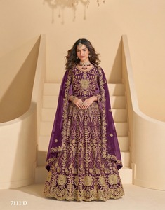 ชุดเดรส Anarkali สำหรับเจ้าสาว ผ้าเน็ตลายผีเสื้อ ปักลายหนักประดับด้วยงานปักและงานประดับด้วยหิน ชุดเดรส Anarkali สำเร็จรูปพร้อมผ้าคลุมไหล่ - Product Image 4