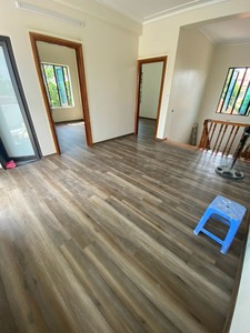 Suelo SPC Premium VFLOOR, Color Roble Gris Cálido, Vinilo Impermeable en Losetas, Sistema de Clic 5G, Ranura en V, Resistente a los Arañazos, Grado Comercial Profesional - Product Image 6
