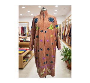Robe en velours sérigraphié style Suzani, veste de festival bohème, motif floral et oiseaux, vêtement d'extérieur 100% coton, longueur intégrale, fermeture à cordon - Product Image 1