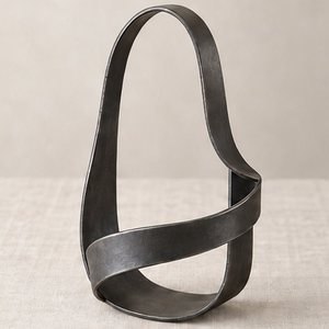 Porta Botellas de Vino de Hierro Forjado a Mano - Soporte de Botella con Varilla Curvada, Accesorio de Bar de Metal Hecho a Mano - Product Image 1