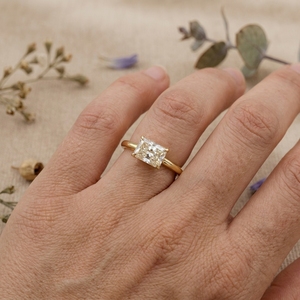 Anillo de Compromiso Solitario con Corte Radiante, Oro de 14K, Anillo de Diamante Cultivado en Laboratorio, Anillo de Promesa Minimalista para Mujer - Product Image 3