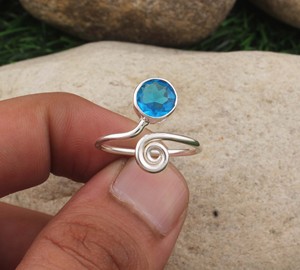 แหวนเงินแท้ 925 ประดับบลูโทแพซทรงเหลี่ยมเจียระไน งานแฮนด์เมดสไตล์โบโฮคลาสสิก เรียบหรู ประดับเพชรเม็ดเดี่ยว รับรองคุณภาพ เหมาะสำหรับงานแต่งงานและงานปาร์ตี้ - Product Image 3