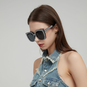 Diamond-studded Square-frame UV400 Light Weight Comfortable Fashion-forward Casual and Versatile <b>Sunglasses</b> with PC Lenses - Product Image 2