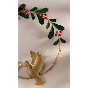 Magnifique couronne de colombes en métal doré avec des feuilles vertes et des baies rouges, parfaite pour la décoration murale festive ou la décoration de porte d'entrée. - Product Image 6
