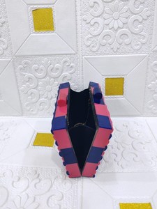 Pochette en résine faite à la main pour fêtes et mariages - Product Image 3