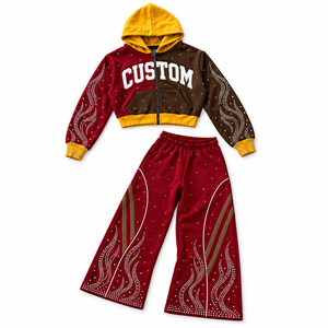 Conjunto Deportivo Personalizado de Moda en Tela 100% Algodón con Sudadera Corta con Cremallera y Bloques de Color y Pantalones Anchos con Pedrería Premium - Product Image 1