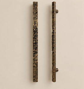Tirador de Puerta Tallado Ornamentado con Acabado Bronce Antiguo, Manija Larga Texturizada para Gabinete, Herraje Decorativo para Muebles de Interiores de Lujo - Product Image 1