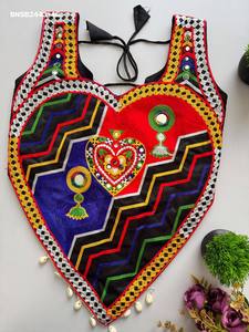 Blusa de algodón mágico con bordado estilo Gamthi y detalles de conchas para festivales y fiestas, exportador de moda femenina. - Product Image 2