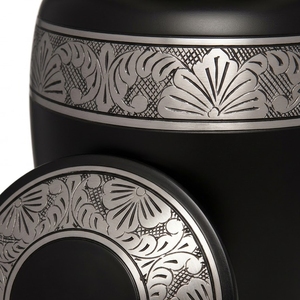 Urna Funeraria de Aluminio Negro Mate al por Mayor con Grabado de Lirio y Loto, Urna Conmemorativa para Cenizas de Adultos - Product Image 2