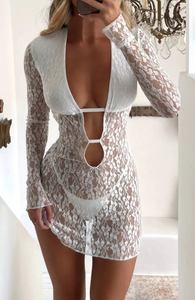 Mini-robe moulante en dentelle florale transparente à découpes, manches longues effet illusion, dos ouvert, idéale pour la plage ou les vacances - Product Image 2