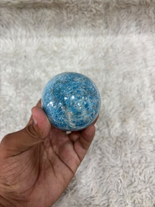 ทรงกลมอะพาไทต์สีน้ำเงิน โดดเด่นด้วยสีฟ้าแบบสีน้ำทะเล ขัดเงาเป็นรูปทรงกลม โปร่งแสง มีความลึก และมีความงามที่เป็นเอกลักษณ์ของแร่ธาตุ - Product Image 5