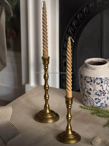 Candelabro con Acabado Dorado Antiguo Deslustreado - Portavelas de Latón Sólido, Exportador de Moradabad - Product Image 5