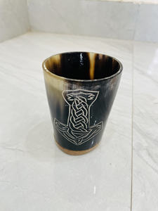 Verre à shot en corne de buffle polie Vikings, magnifiquement grainé, avec base en bois, fabriqué par des artisans indiens. - Product Image 5