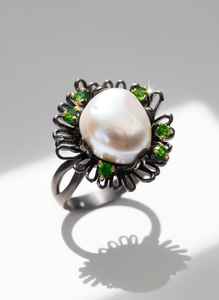 Luxury Flower Pearl Vintage Ring Crafted For Timeless Romance Classic Floral Beauty And Elegant Antique Jewelry Appeal - Product Image 3