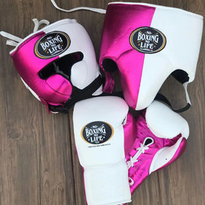 No Boxing No Life Ensemble d'entraînement et de sparring de boxe en cuir véritable de haute qualité, comprenant protège-tête et protège-pénis, rose - blanc - Product Image 1
