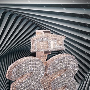 จี้เพชรโมอิสซาไนต์ทรงบัส  ผ่านการทดสอบเพชร  แบบ Iced Out VVS ฮิปฮอป  ตัวเลขสั่งทำพิเศษ  ชุบโรเดียม  สำหรับจี้เงินแท้ 925  พร้อมใบรับรอง - Product Image 3