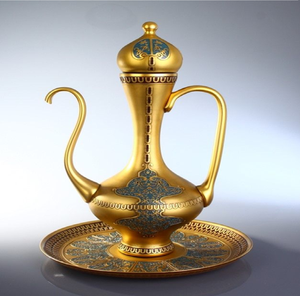 El surahi dorado brillante y altamente pulido presenta un cuerpo curvo increíblemente elegante y un largo y delgado pico. Disponible al por mayor. - Product Image 2