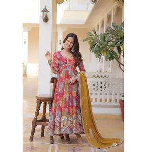 Robe ALIA CUT prête à porter de qualité supérieure avec ensemble dupatta, meilleur design d'impression numérique sur robe rouge douce, au meilleur prix disponible - Product Image 1