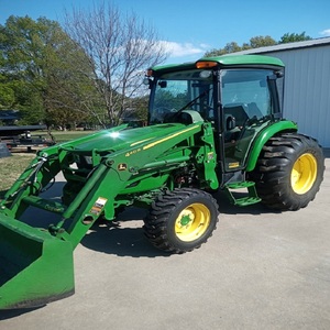 Tracteur utilitaire John Deere 4066R de qualité supérieure – Achetez en ligne – Machine puissante haut de gamme avec boîte de vitesses robuste – Solution agricole performante - Product Image 1